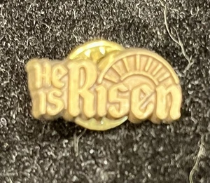 Vintage “He Is Risen” Lapel Pin Hat Pin Brooch with Sun 3/4”x3/8” - Foto 1 di 2