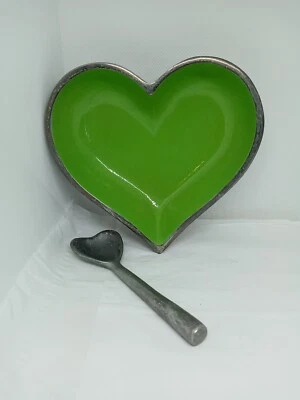 Cuenco en forma de corazón de aluminio esmaltado verde Generations de inspiración vintage. Foto 1 de 4