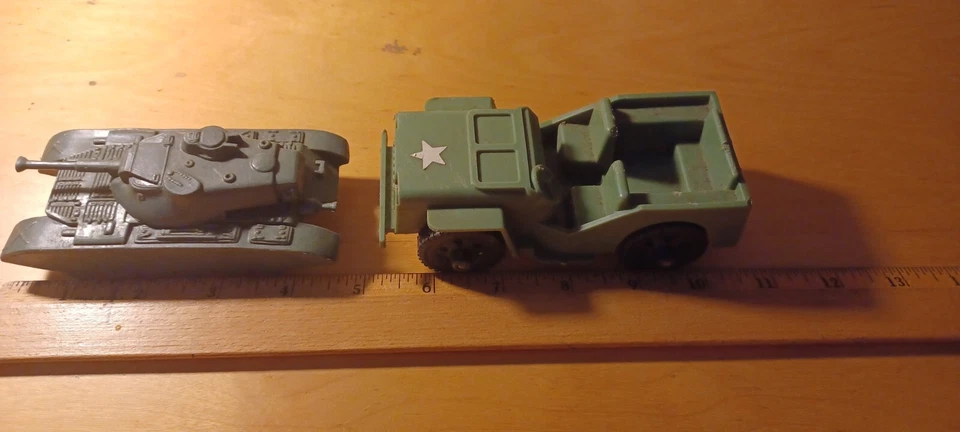 Jeep TimMee de colección hecho en EE. UU. y hecho en Hong Kong tanque juguetes de plástico Foto 1 de 4