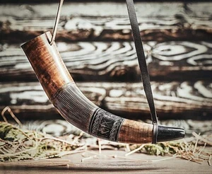 Cuerno de Guerra Vikingo - Silbato Trompeta de Batalla Cuerno de Buey Genuino - Grabado a Mano Premium - Imagen 1 de 6