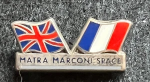 MATRA MARCONI ESPACIO REINO UNIDO Y BANDERAS FRANCESAS ESMALTE PIN INSIGNIA - Imagen 1 de 3