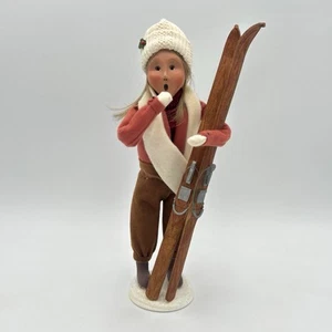 Byers Choice Caroler 2001 Woman Holing Skies Signed 28/100 - Picture 1 of 12