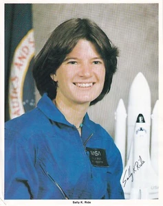 Sally Ride - erste Amerikanerin im Weltraum - original signiertes NASA-Großfoto - Picture 1 of 2