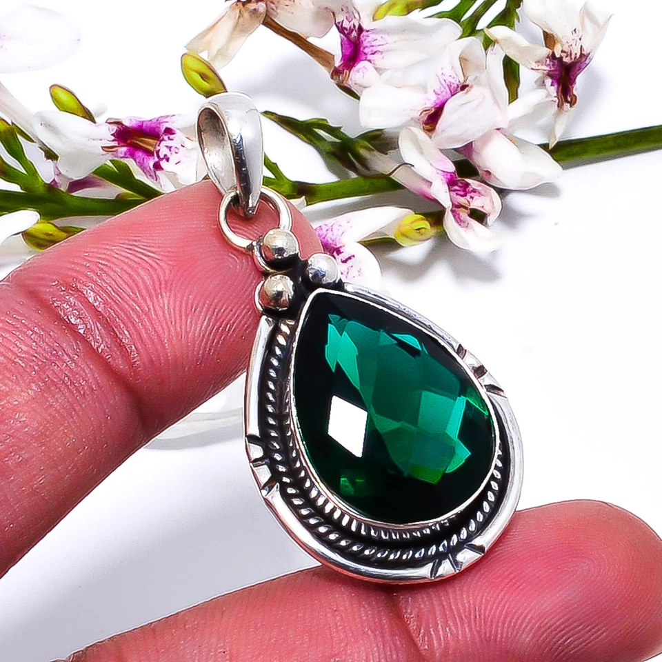 Colgante de joyería de plata de ley 925 con piedras preciosas de diopsido de cromo, colgante hecho a mano Foto 1 de 4