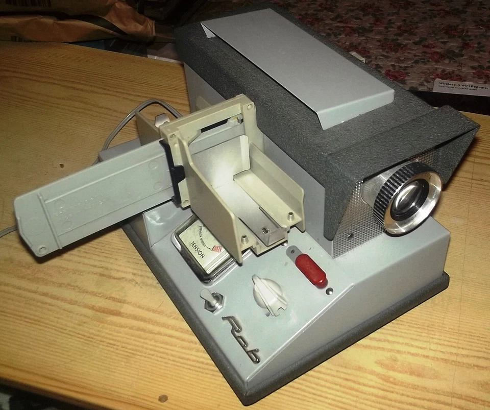Projecteur diapositives  ROB   parfait état de fonctionnement - Photo 1/4