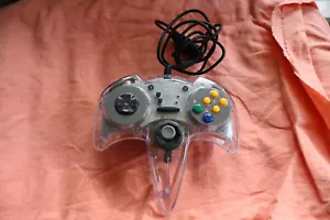 CONTROLADOR CON CABLE TRANSPARENTE PAD LOGIC3 6T4 PARA NINTENDO 64 N64 - Imagen 1 de 4