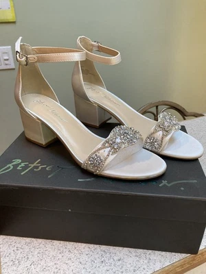 Sandalia Betsey Johnson para mujer SB-Mel de tacón marfil, talla 9 ver descripción Foto 1 de 4