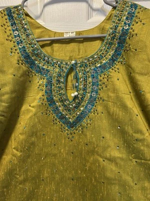 # Pieza Pantalón recto verde oliva seda bordado lentejuelas contraste verde azulado Foto 1 de 4