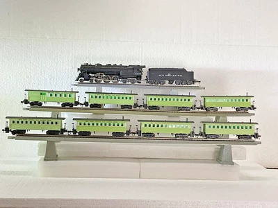 Rivarossi HO New York Central Hudson 4-6-4 steam locomotive with 8 passenger car - Image 1 of 4