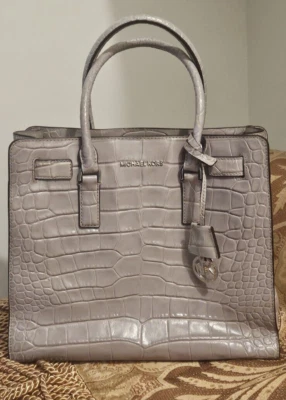 CARTERA BANDOLERA MICHAEL KORS SELMA GRANDE GRIS COCODRILO CUERO EN RELIEVE PRECIO DE VENTA SUGERIDO POR EL FABRICANTE 398 $ Foto 1 de 4