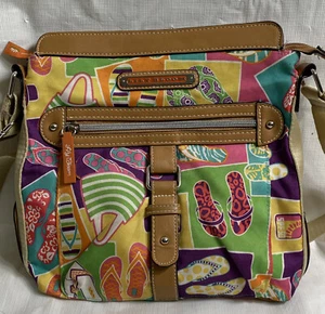 Bolso bandolera Lily Bloom con patrón de chanclas múltiples bolsillos - Imagen 1 de 5