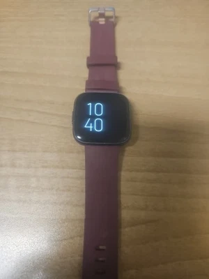 Fitbit Versa 2 活动跟踪器 - 石材/勃艮第色  — 第 1/4 张图片