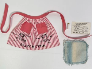 Vintage Barbie Baby Sits #953 Set - Schürze Babyflasche Telefonkarte & Decke - Bild 1 von 2