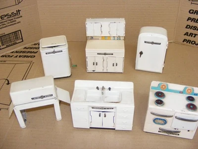 Vintage Toy Metal Linemar (Marx) Dollhouse Kitchen Stove & 5 other Appliances - Image 1 of 4