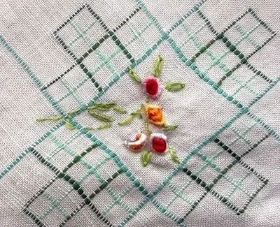 DE COLECCIÓN HANKY AÑOS 30 BORDADOS FLORES Y DISEÑOS GEOMÉTRICOS NUDOS FRANCESES Foto 1 de 4