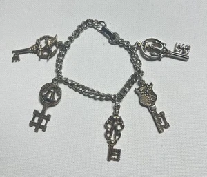 Vintage Retro 1950-60er Ära Bettelarmband mit 5 Charms Schlüssel silberfarben Adler - Bild 1 von 9