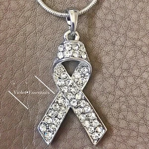 LUNGENKREBS BEWUSSTSEIN KLAR BLING KRISTALL weißes Band CHARM ANHÄNGER Halskette   - Bild 1 von 3