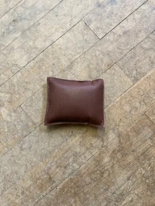 Pisapapeles Leather Works Ltd. 4-1/2" x 3-3/4" de cuero relleno de tiro (152-LW) - Imagen 1 de 1