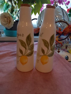 Essig und Öl Flaschen mit einer Zitrone drauf, Korken als Verschluss, 23 cm hoch - Bild 1 von 4