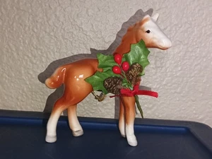 1987 Enesco Christbaumschmuck Keramik Pferd Pony Fohlen Mistel Tannenzapfen - Bild 1 von 2