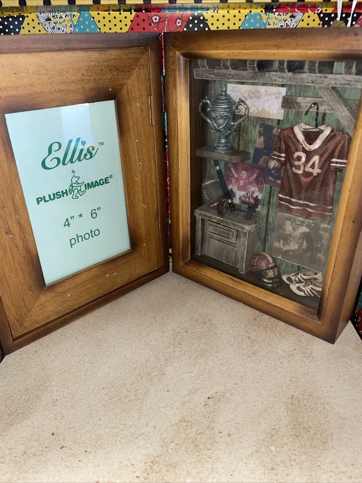 Caja de sombra de recuerdos de fútbol de madera 3D ~ Ellis por imagen de peluche Foto 1 de 4