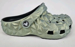 Zuecos Crocs Unisex Geométricos Clásicos Iridiscentes Verdes 4 EE. UU. Hombres 6 EE. UU. Mujeres Nuevos sin Caja - Imagen 1 de 12