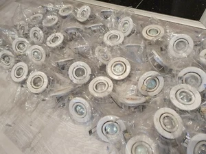 Bis zu 45 Halogen Deckenstrahler mit Leuchtmittel - Bild 1 von 4