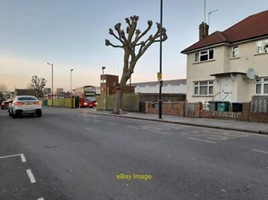 Foto 6x4 Pound Lane, Willesden Blick in Richtung Busgarage. c2021 - Bild 1 von 1