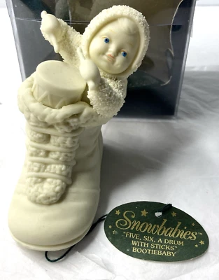 Dept 56 Snowbabies "Five Six a Drum with Sticks" Adorno de Navidad Bebé con Tambor Foto 1 de 4