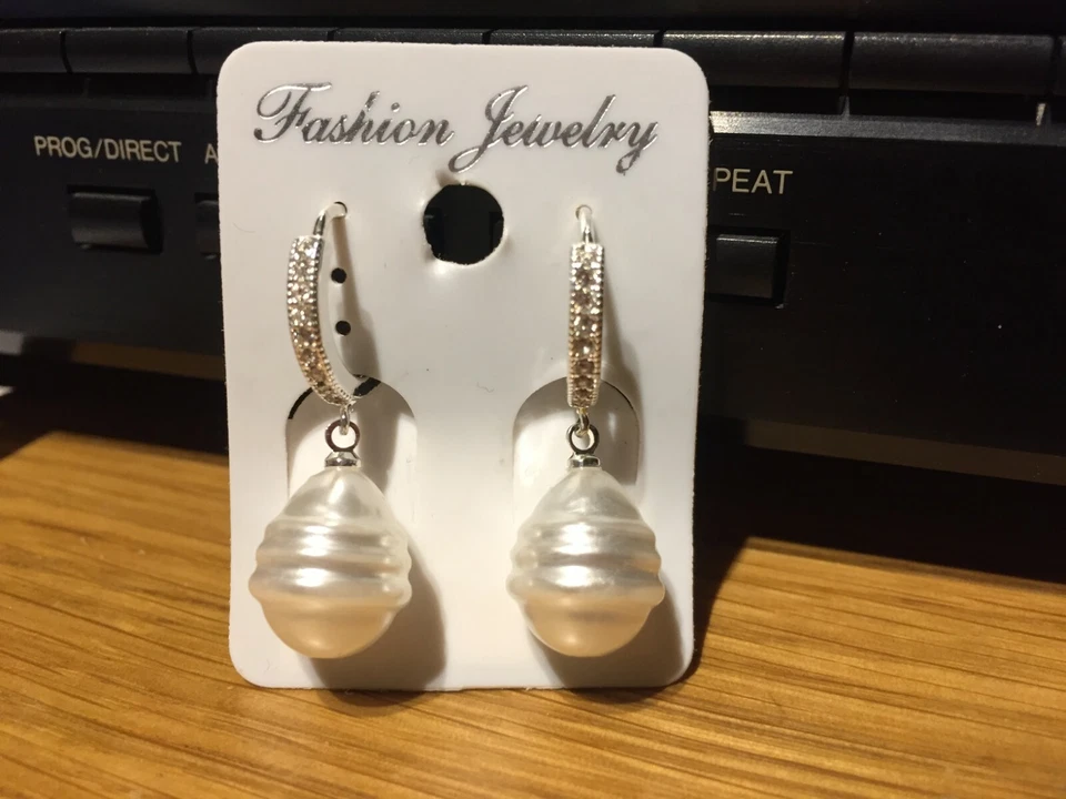 ORECCHINI CON PENDOLO A PERLINA --BIGIOTTERIA FASHION JEWELRY  - Immagine 1 di 1