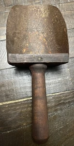 Antik/Primitiv/Landhaus rostig Metall Scheune Getreidelöffel mit Holzgriff - Bild 1 von 9