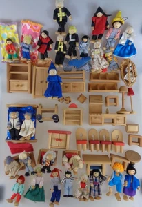 Konvolut Puppenmöbel und Puppen für Puppenhaus Puppenstube (8802) - Bild 1 von 7
