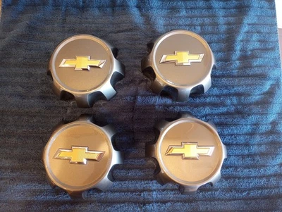 Tapacubos centrales grises Chevrolet Silverado 2500 HD/3500 HD 2020-2026. Foto 1 de 3