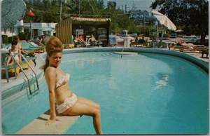 Tarjeta postal de North Miami Beach, Florida años 60 "SUNNY ISLE MOTEL COURT" chica en la piscina - Imagen 1 de 2