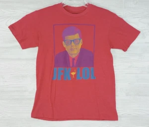 Camisa The Chive Camisetas Kennedy Pequeña Unisex JFK LOL Imagen Frontal Completa Rojo Brezo - Imagen 1 de 4