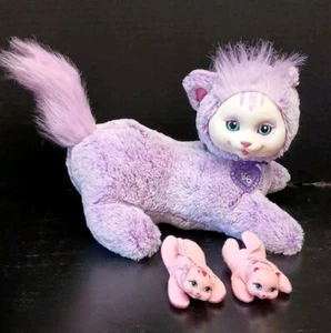 Gatito sorpresa púrpura y blanco mamá gato y 2 gatitos/bebés 2016 Just Play 14" - Imagen 1 de 10