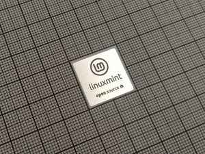 5 x Silver & Black Linux Mint Stickers For The Computer Case - Picture 1 of 1
