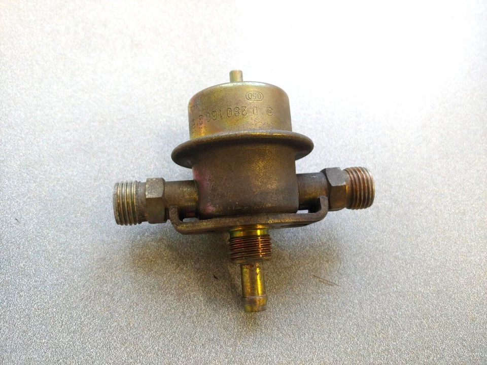 VERY NICE USED ORIGINAL PORSCHE 911 3.2 CARRERA 928 FUEL PRESSURE REGULATOR - Изображение 1 из 4