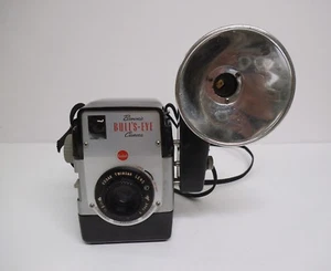 Vintage Camera 1950's, Kodak Bakelite Bull's-Eye Camera With Flash Holder & Case - Imagen 1 de 12