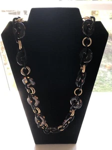 Collana conchiglia di tartaruga finta firmata Graziano tono oro lucite lunghezza 38 pollici - Foto 1 di 11