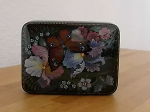 Perfekte Lupenmalerei! Schöne Lackkunst. Lackdose. Iris-Blumen und Schmetterling - Bild 1 von 2
