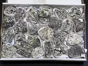 Cristales epidota (promedio de 3,5 libras) caja plana a granel lote al por mayor piedras crudas ásperas - Imagen 1 de 2
