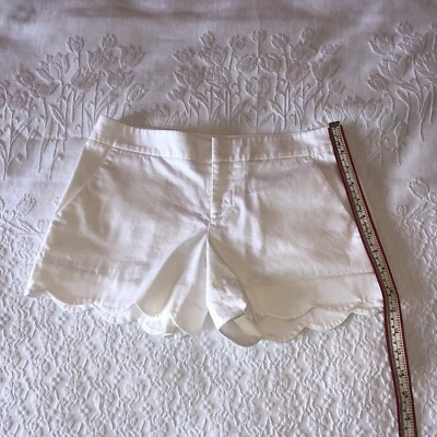 CLUB MONACO WOMENS SIZE 00 WHITE FLAT FRONT SCALLOP LEG SHORTS! - Image 1 of 4