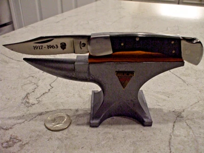 JOHN F. KENNEDY KNIFE,BUCK 110 TYPE,SOLINGEN STEEL,WITH SHEATH AND SILVER COIN. - Image 1 of 4