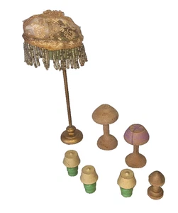 VINTAGE PUPPENHAUS MINIATUREN HOLZLAMPEN & SPITZE & BETT VIKTORIANISCHER SCHIRM 44,44 $ - Bild 1 von 9