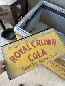 Insegna Royal Crown Cola vintage anni 50 in rilievo da Nehi Soda Cooler Lid - Foto 1 di 6
