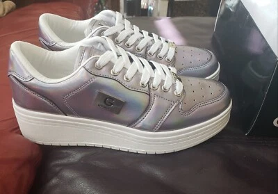 Nuevo Guess GBG Los Angeles ¡HERMOSO! Zapatilla Mujer Plateada Talla 8.5 Caja Dañada Foto 1 de 4