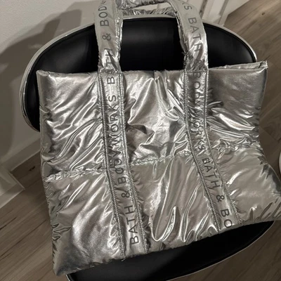 Bolso de Mano Hinchado Bath And Body Works 2024 Black Friday Plateado Bolso PUFFY Nuevo Logo $130 Foto 1 de 4