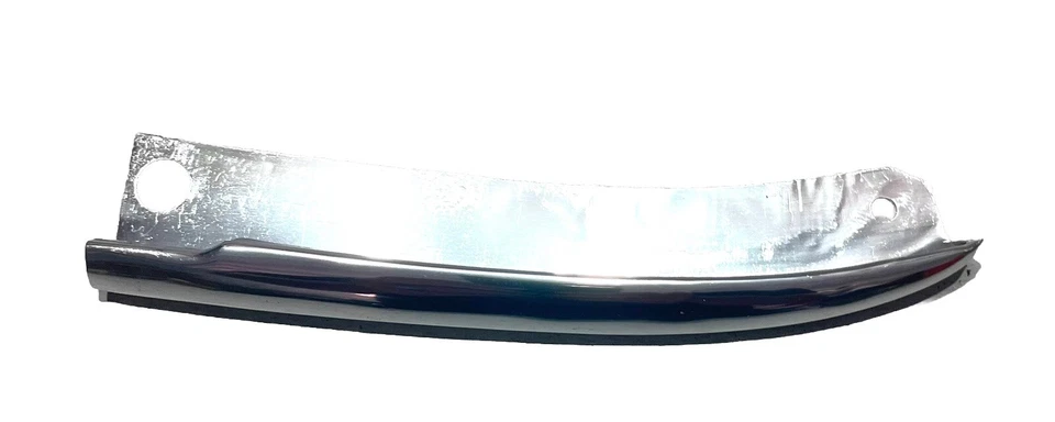 Corvair 1965 moldura de rueda cromada corta trasera derecha OEM Monza o Corsa Foto 1 de 4