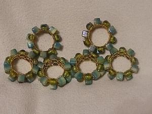 Set di 6 Splendidi Anelli Tovagliolo Perline Oro, Verde E Turchese - Foto 1 di 5